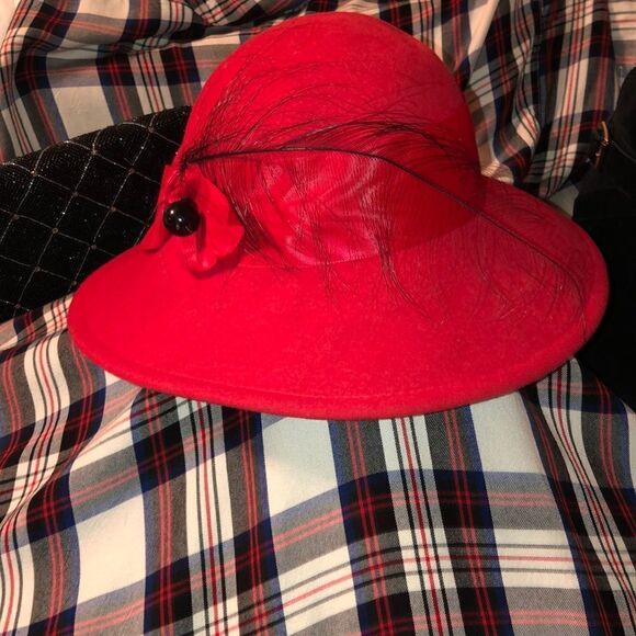 Vintage Accessories - Betmar Retro Vintage 1920s Wool Vibrant Red Ladies Bow Feather & Pin Hat
